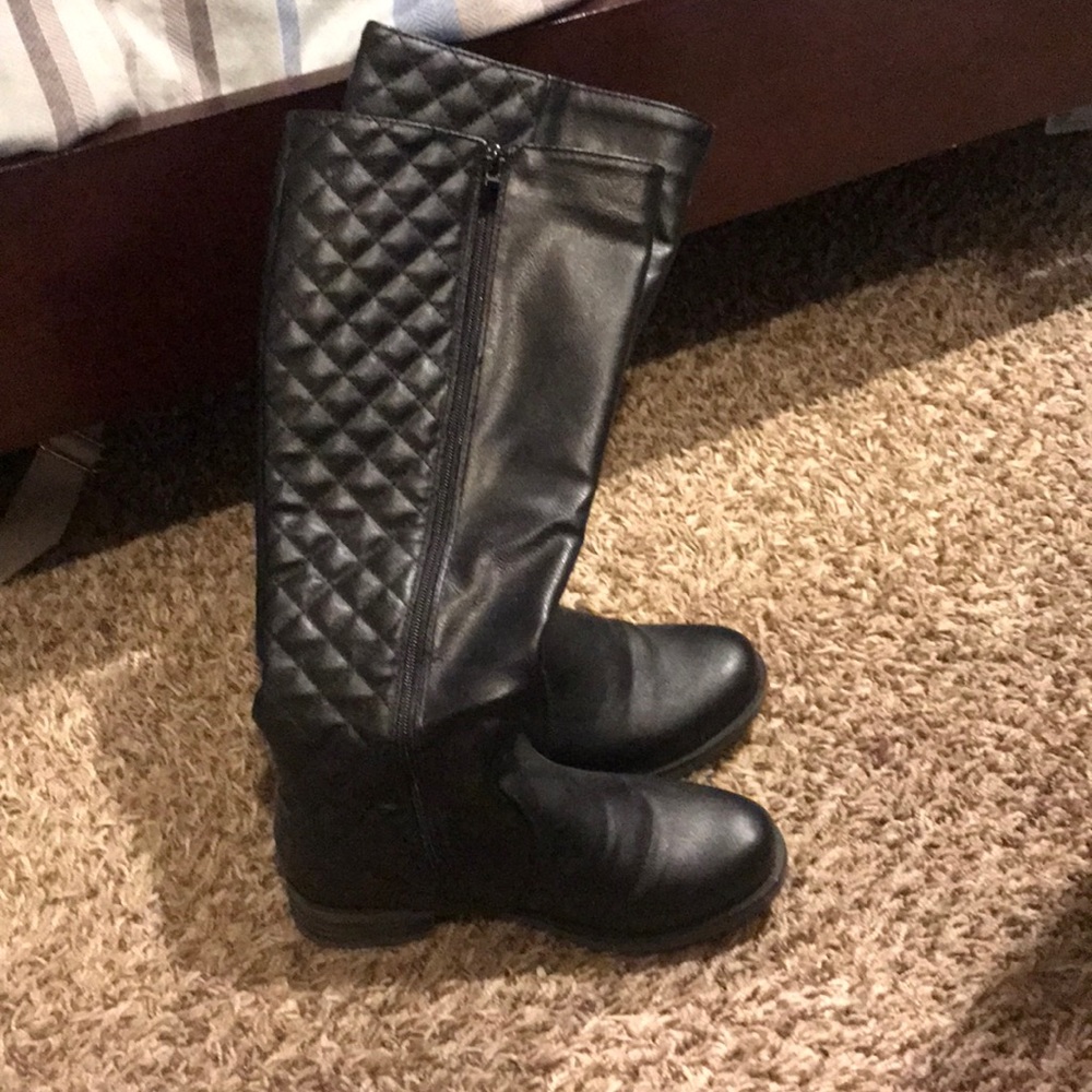 Black boots. Size 6! NEVER worn.